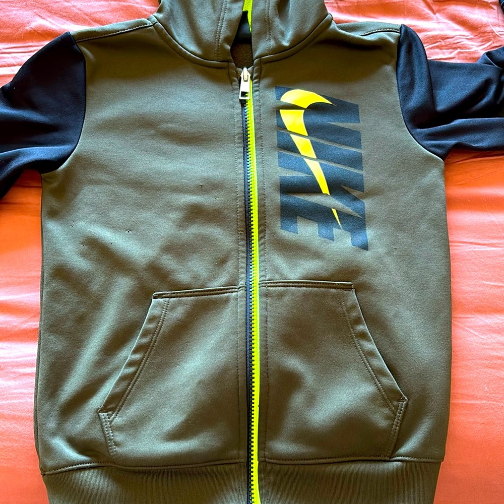 Boys 6 YR Nike DriFit Jacket.